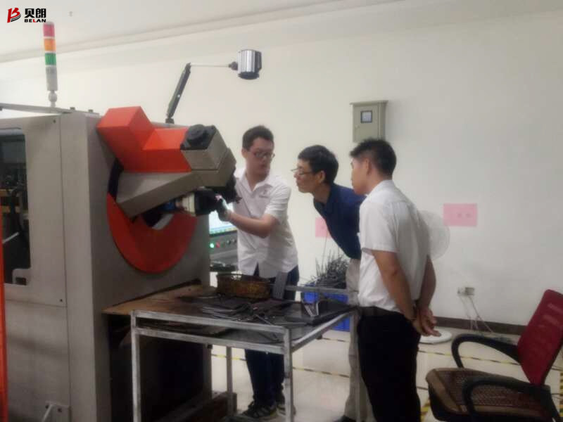 佛山客戶來(lái)貝朗看不銹鋼成型機(jī)，現(xiàn)場(chǎng)打樣談合作
