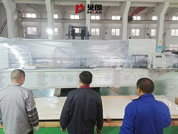 貝朗雙頭線材折彎機(jī)包裝中 貝朗雙頭線材折彎機(jī)包裝中
